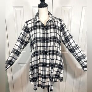 American Eagle soft flannel w/pockets B&W pull over w/5 buttons gathered chest M